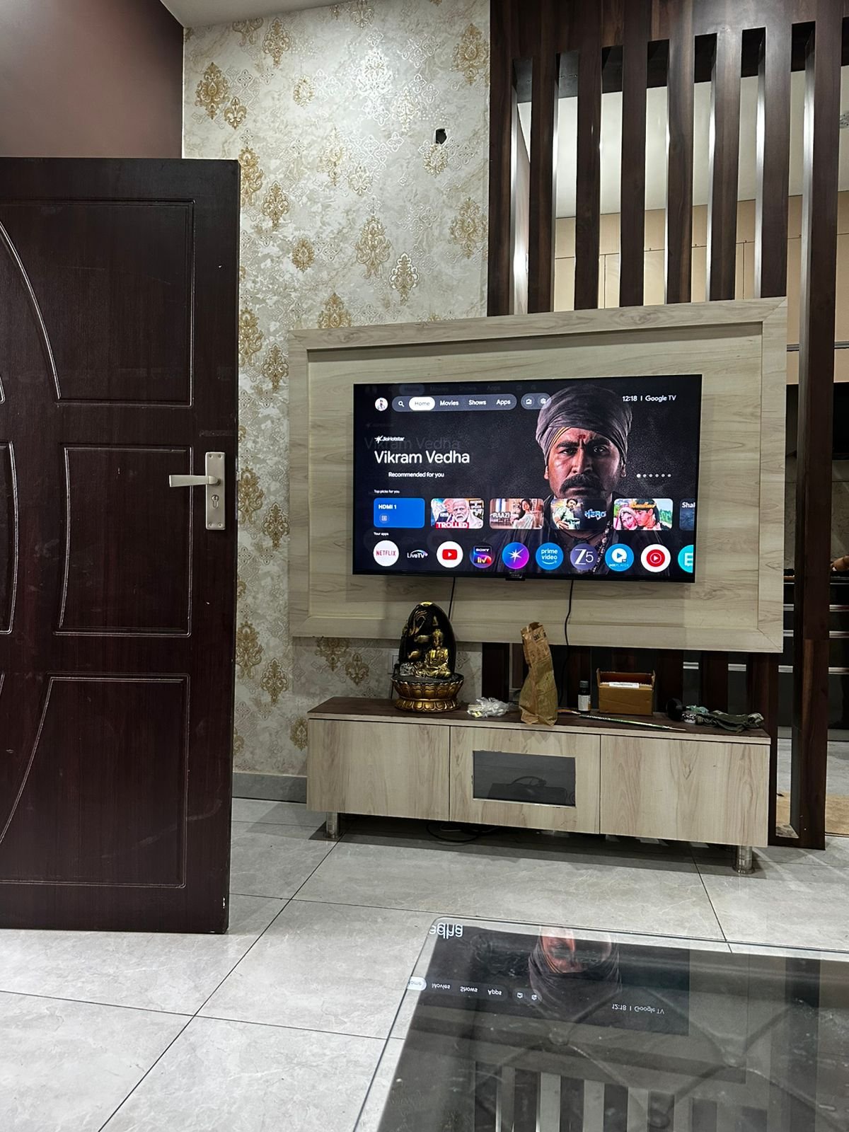 Entertainment lounge